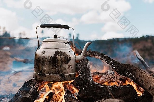 沸腾水野营旅行火山烹饪火柴火水壶火野餐