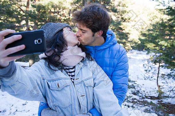 夫妇情人享受雪自拍接吻快乐支出一天假期山