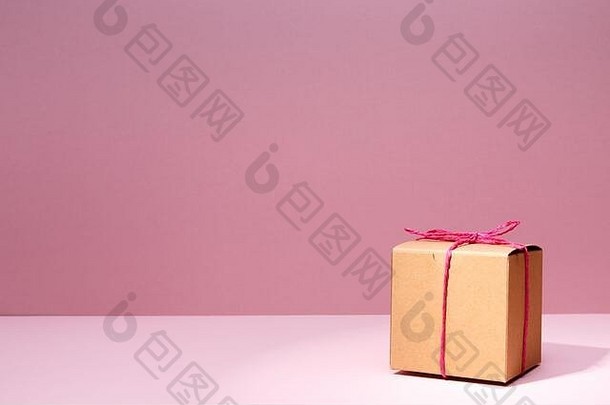 工艺纸板礼物盒子固体粉红色的背景假期礼物概念水平