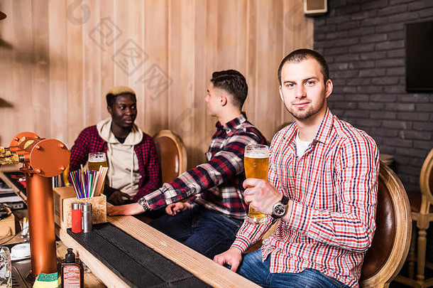 男人。喝啤酒前面讨论喝朋友酒吧