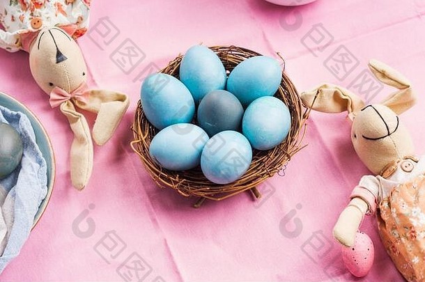 粉红色的复活节假期概念兔子鸡蛋