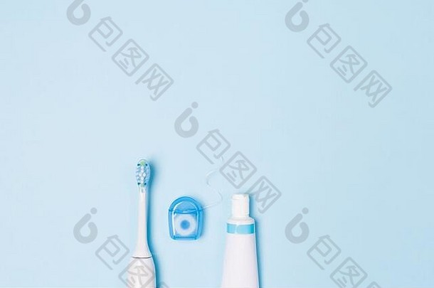 牙粘贴管牙线牙刷光蓝色的背景复制空间