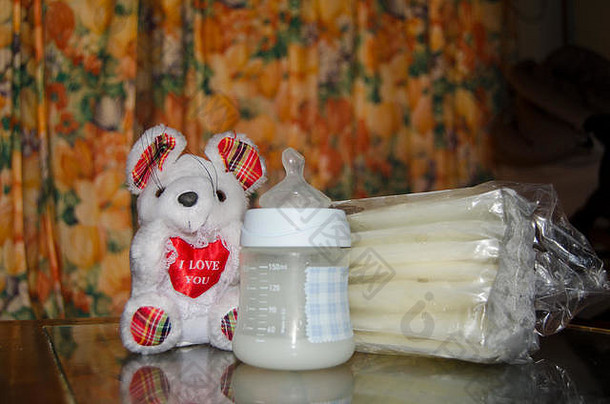 婴儿瓶新鲜的expresed牛奶冻母乳存储袋软玩具鼠标breasfeeding概念
