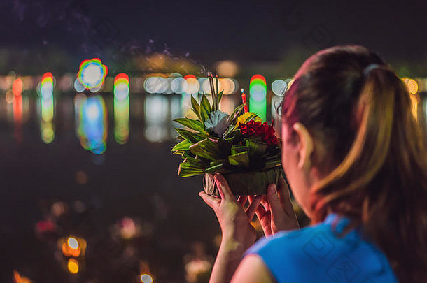 阿来水灯节日人买花蜡烛光浮动水庆祝阿来水灯节日泰国