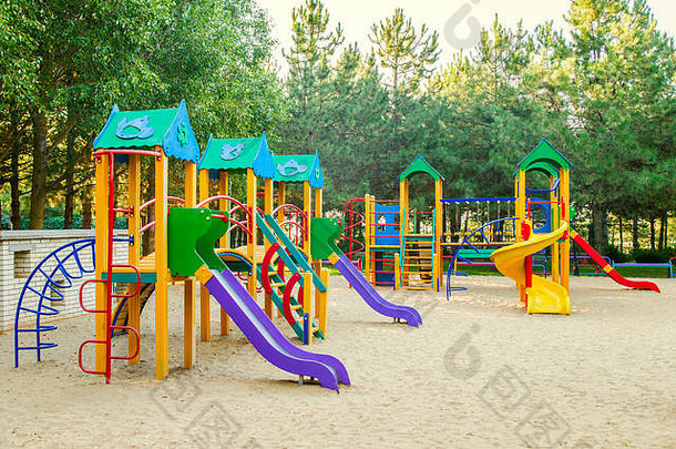 色彩斑斓的孩子们操场上活动公共公园安全现代孩子们的操场上
