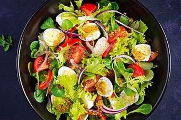 新鲜的沙拉蔬菜西红柿红色的洋葱生菜鹌鹑鸡蛋健康的食物饮食概念素食者食物前视图横幅