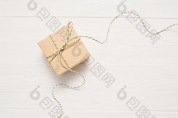 礼物盒子卡夫纸绳子弓白色木表格的地方文本