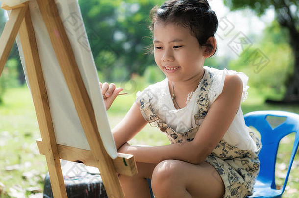 亚洲孩子们可爱的孩子女孩绘画水颜色纸自然草地花园公共公园有趣的学前教育教育假期