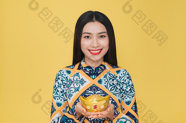 有吸引力的越南女人穿传统的服装孤立的黄色的背景