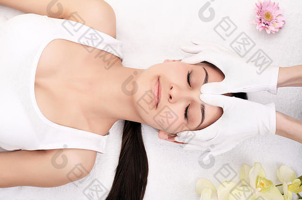 皮肤身体护理特写镜头年轻的女人水疗中心治疗美沙龙水疗中心脸按摩面部美治疗水疗中心沙龙