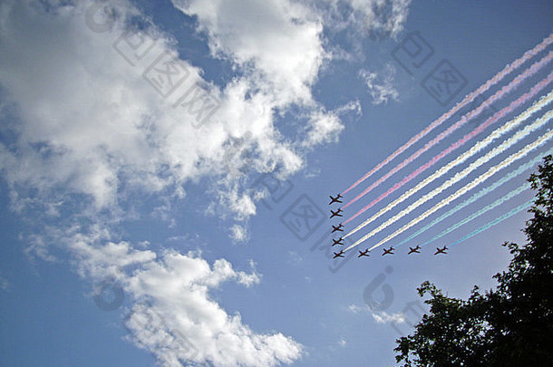 英国皇家空军红色的箭头显示团队飞行