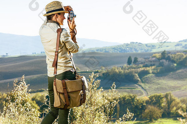发现神奇的的观点托斯卡纳女人徒步旅行者他徒步旅行托斯卡纳采取照片复古的照片相机