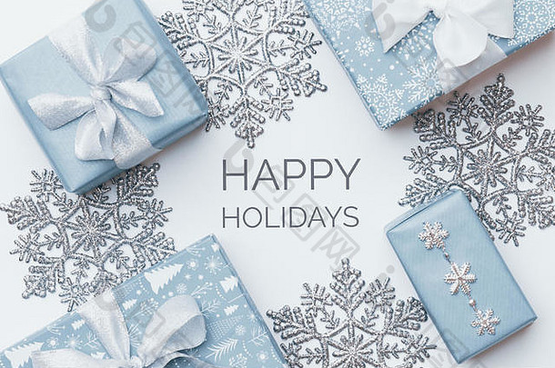 美丽的圣诞节礼物银雪花孤立的白色背景柔和的蓝色的彩色的包装圣诞节盒子礼物包装概念