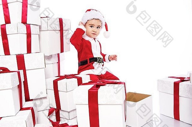 婴儿男孩圣诞老人老人服装坐着礼物盒子