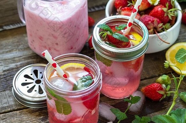 健康的节食概念柠檬水新鲜的草莓草莓水果酸奶奶昔牛奶摇乡村木表格