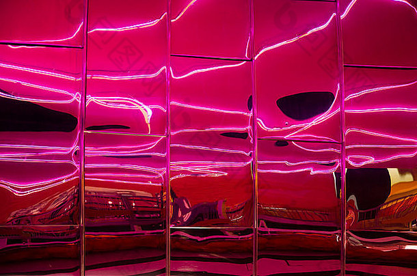 粉红色的霓虹灯灯反映了不锈钢钢体系结构公共艺术中心西布罗姆维奇西中部地区