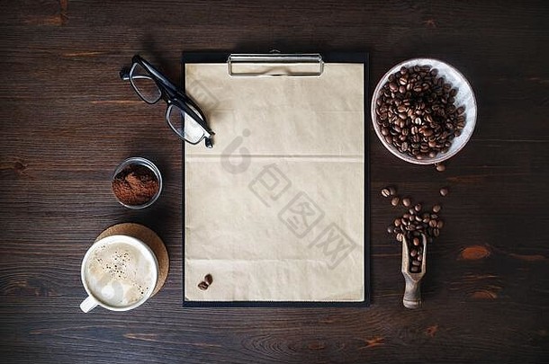 文具集咖啡剪贴板空白卡夫表纸咖啡杯咖啡豆子眼镜地面粉木背景平