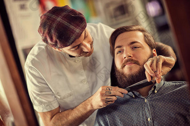 理发师黑色的梳子剪刀减少胡子满意客户端