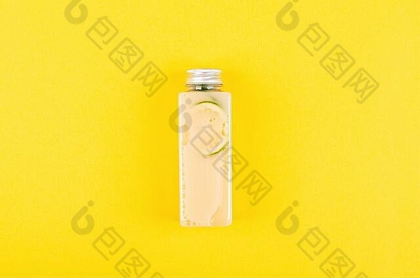 瓶排毒水石灰黄色的背景平躺横幅柑橘类柠檬水夏天水果注入水前视图复制空间