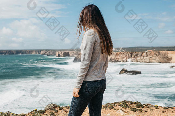 女孩孤独欣赏美丽的视图大西洋海洋葡萄牙<strong>搜索灵魂</strong>团结自然