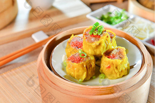 蟹饺子中国人风格竹子托盘亚洲餐厅