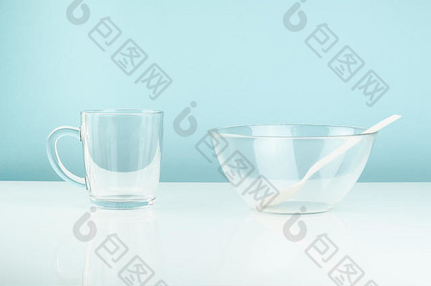 空玻璃碗杯子表格饥饿饮食概念清洁transparrent餐具白色蓝色的背景