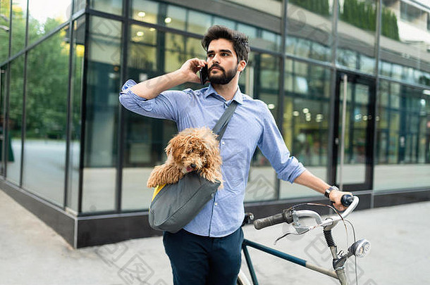 生活方式运输沟通人概念年轻的男人。自行车智能手机城市街