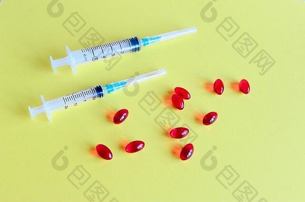 冠状病毒科维德病毒红色的药片平板电脑维生素注射器黄色的背景