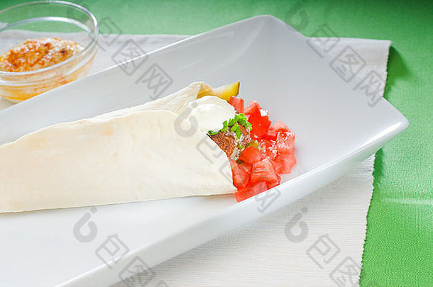 新鲜的传统的沙拉三明治包装丝带面包新鲜的切碎西红柿