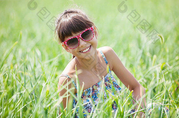 肖像快乐的年轻的女孩太阳镜
