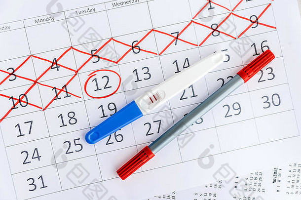 积极的怀孕测试绕日期日历规划怀孕婴儿