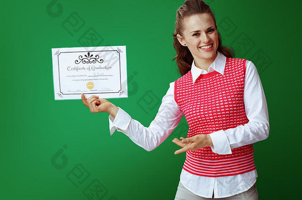 微笑现代学习者女人灰色牛仔裤粉红色的无袖衬衫显示证书毕业孤立的黑板绿色