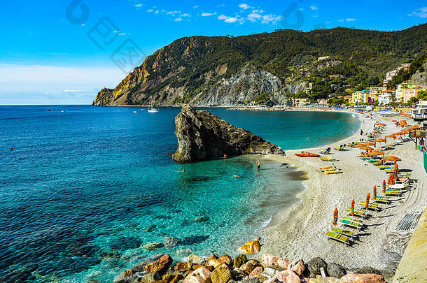 桑迪海滩度假胜地一边意大利小镇monterosso海部分五渔村沿海地区意大利