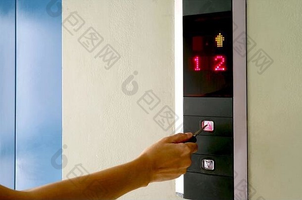 紧迫的电梯按钮关键保持安全冠状病毒