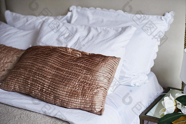 色彩斑斓的枕头酒店床上空间文本