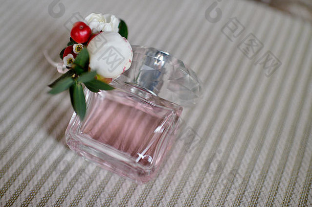 美丽的花束香水瓶新娘新郎