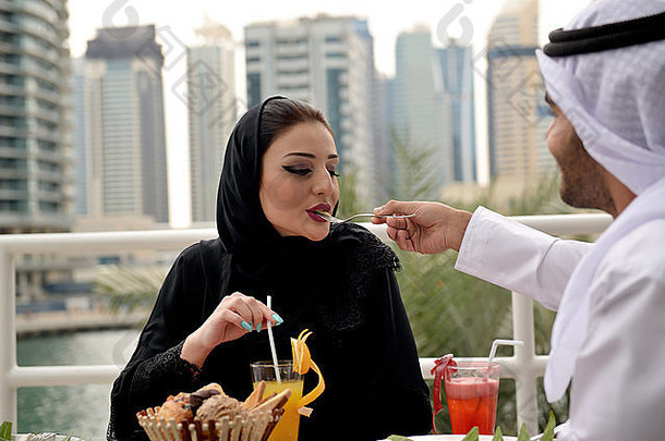 年轻的联合酋长国阿拉伯夫妇餐厅餐厅