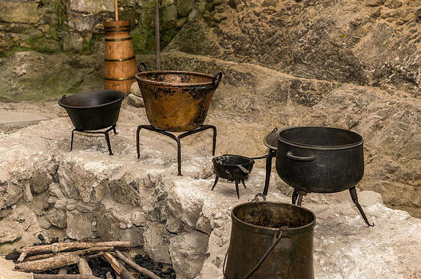 中世纪的厨房工具篮子规模壁炉