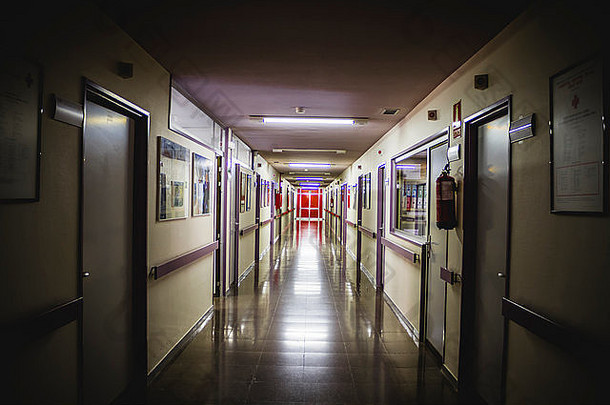 白色医院走廊清洁卫生空间