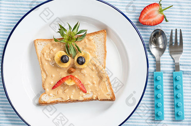 烤面包有趣的脸孩子们愤怒的鸟脸花生黄油烤面包孩子们早餐