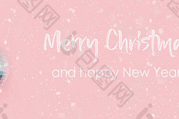 圣诞节镜子银迪斯科球挂粉红色的背景有创意的圣诞节模式祝愿