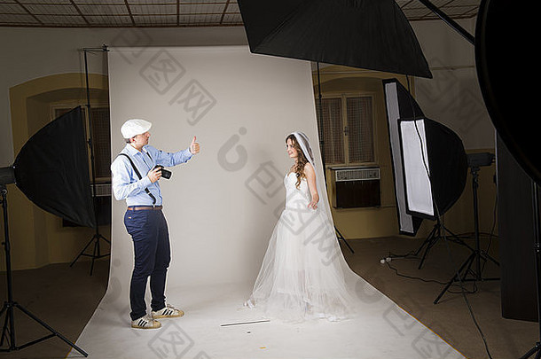 工作室肖像美丽的新娘摄影师