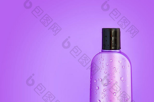 关闭紫色的化妆品瓶湿表面滴