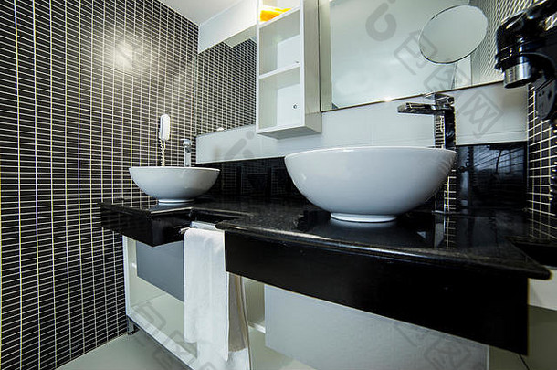 视图优雅的浴室黑色的瓷砖宽角镜头图像分散注意力