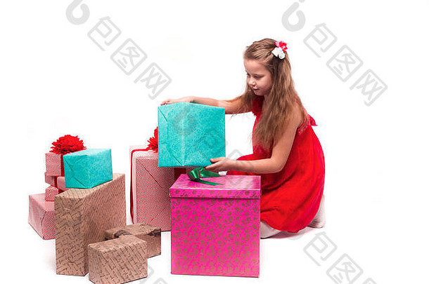 年轻的美丽的女孩礼物孤立的白色背景很多礼物盒子