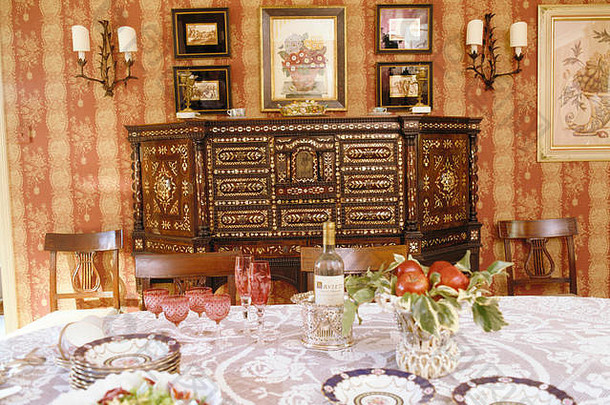 古董镶嵌餐具柜年代餐厅房间花边布表格