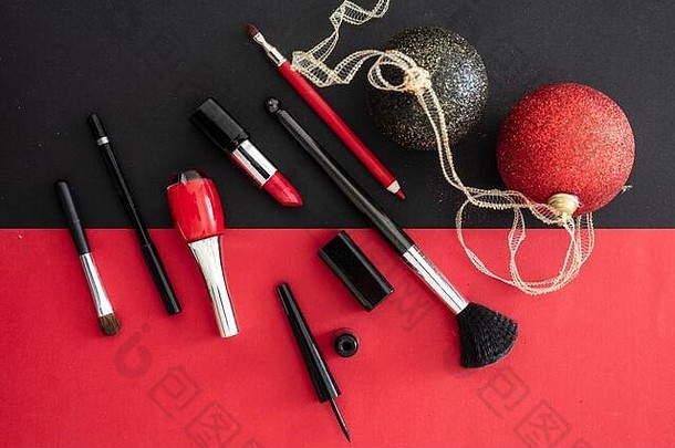化妆圣诞节聚会，派对概念红色的黑色的平躺背景使产品圣诞节球年夏娃准备