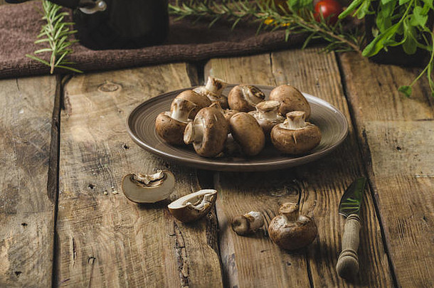 自制的有机蘑菇简单的成长美味的食物