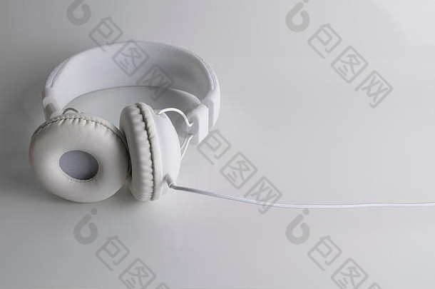 孤立的现代白色耳机白色反映了背景