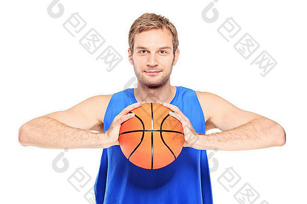 年轻的篮球球员摆姿势篮球